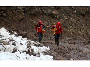 Düzce'de dereye devrilen iş makinesinin operatörünü arama çalışmaları sürüyor