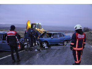 İki otomobil kafa kafaya çarpıştı: 5 yaralı