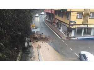 Otomobil yamaçtan kopan kayalardan kıl payı kurtuldu