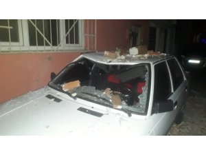 Lodosun etkisiyle yıkılan tuğlalar aracı kullanılamaz hale getirdi
