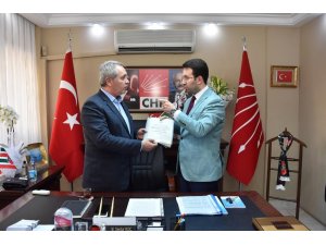 AK Partili Çiftçioğlu, Cemil Tugay’ın gerçekleşmeyen seçim vaadlerini CHP’li Koç’a sundu