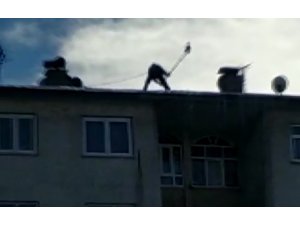 Çatıda ölümüne kar temizliği