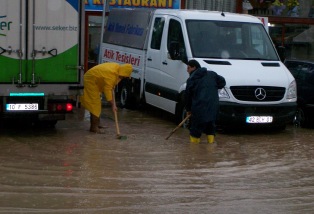 Beyşehir'de işyerlerini su bastı