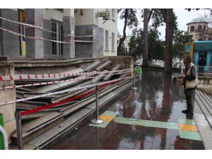 Hatay'da, PTT şubesi olarak kullanılan tarihi taş binanın merdivenleri çöktü