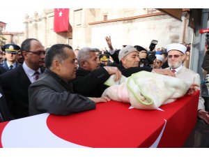 Şehidin 5 aylık kızı kundağıyla babasını son yolculuğa uğurladı