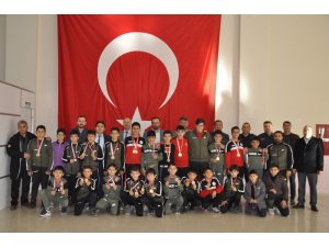 Şuhut Belediye Hisarspor Güreş Takımı madalyaya doymuyor