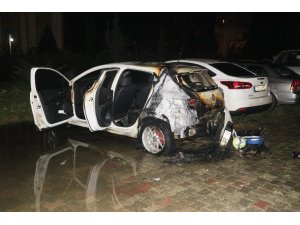 Park halindeki otomobil benzin dökülerek kundaklandı