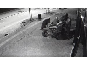 At arabalı kadın hırsızlar güvenlik kamerasına yakalandı