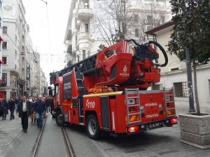 İstiklal Caddesinde cami çatısına çıkan kedi itfaiyecilere zor anlar yaşattı