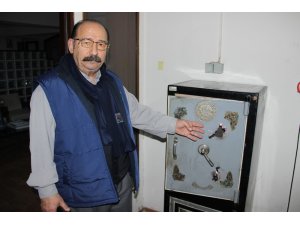 Çatıdan giren hırsızlar çelik kasaları matkapla açmış