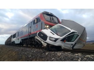 Bariyerleri kırıp geçmeye çalışan kamyonete tren çarptı