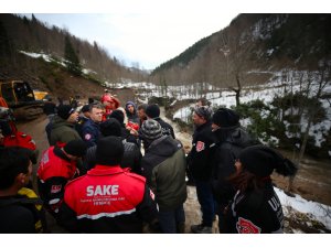 Düzce'de dereye devrilen iş makinesinin operatörünü arama çalışmaları sürüyor