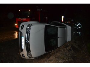 Seyir halindeki araç devrildi, 3 kişi yaralandı