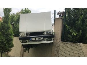 Direksiyon hakimiyetini kaybetti, sitenin bahçe duvarına girdi