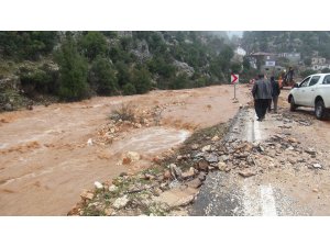 Mersin'de derenin taşması sonucu mahsur kalan öğrenciler kurtarıldı