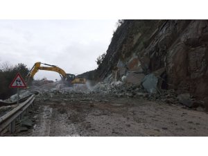 Bolu’da yağmur sonrası heyelan Ankara yolunu kapattı