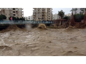 Mersin’de sel suları yükseldi, köprü trafiğe kapatıldı