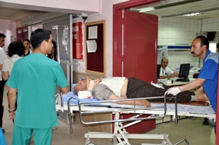 Damdan düşen yaşlı kişi yaralandı