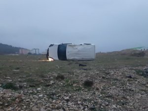 Hafif ticari araç tarlaya yuvarlandı: 1 yaralı