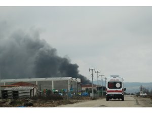 GÜNCELLEME - Manisa'da plastik fabrikasında çıkan yangın söndürüldü