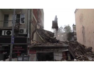Kuşadası’nda kepçe bitişikteki evin salonunun duvarını yıktı