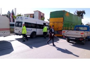 Minibüs kamyona çarptı: 2 yaralı