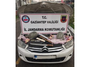 Otomobilin motor kısmında 1 kilogram esrar ele geçirildi