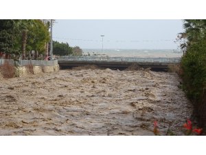 Mersin’de sel gelen derenin seviyesi kritik seviyeye ulaştı