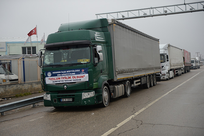 İdlib'den göç edenlere insani yardımlar sürüyor