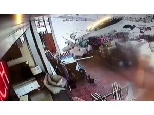 Gaz ile freni karıştıran sürücü, beyaz eşya dükkanına daldı