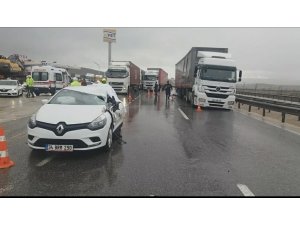 Otomobil çekiciye çarptı; 1 ölü, 2 yaralı