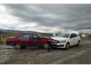 İki araç kavşakta çarpıştı: 5 yaralı
