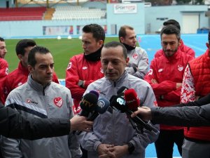 FIFA kokarlı hakemler ve sporcular yenilenen Burhan Felek Atletizm Stadı’nda