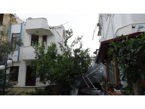 Hortum çatıları uçurdu, 6 bina hasar gördü