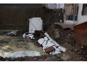 İnşaat çalışması sırasında kayan iki bina paniğe neden oldu