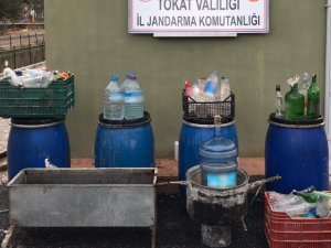 Ürettiği 825 litre sahte içkiyi satamadan yakalandı
