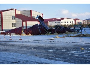 Ardahan'da yoğun kar ve tipi ulaşımı aksattı