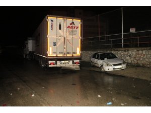 Kırmızı ışıkta duramayan TIR iki otomobile çarptı: 5 yaralı