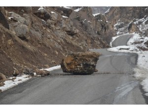 Kaya parçası yola düştü, İHA muhabiri şans eseri kurtuldu