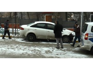 Buzlu zeminde kayan otomobil refüje çıktı