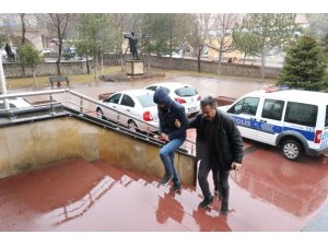 Camilerdeki şaşırtan hırsızlık yöntemi kamerada