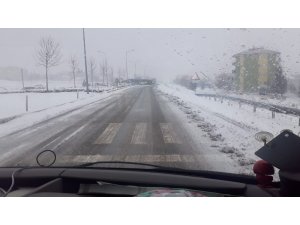 Karlı yolda tır devrildi