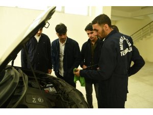 Hem İş öğreniyor hem de harçlıklarını çıkartıyorlar