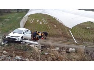 Kadın sürücü su kanaletlerine çarpıp yaralandı