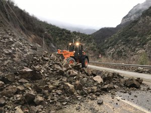 GÜNCELLEME - Karabük'te heyelan nedeniyle kapanan kara yolu açıldı