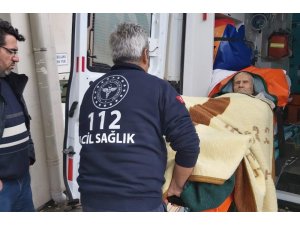 Sağlık ekipleri kapanan yolda yürüyüp hastayı battaniye ile ambulansa taşıdı