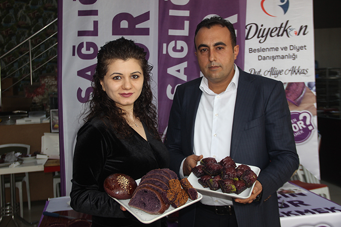 Mor ekmek Konya'da tüketiciyle buluştu