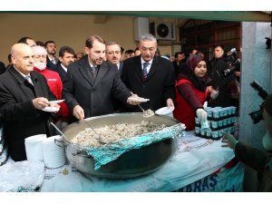 Bakan Albayrak etli pilav dağıttı
