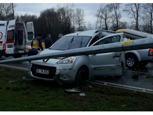 Samsun’da kapalı kasa kamyonetler çarpıştı: 4 yaralı