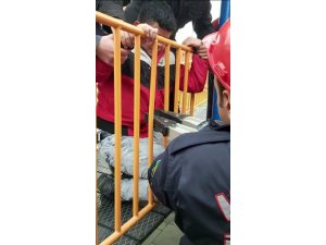 Demir korkuluğa sıkışan çocuğu itfaiye kurtardı